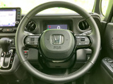 握りやすい形状のステアリングで、快適な運転操作をサポートします。スポーティーなデザインも魅力です。
