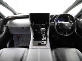 上質で落ち着いた印象のインパネ。視界も広々で運転しやすいです。