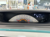 視認性の高いメーター類は、運転に必要な情報をひと目で確認できます。運転状況を的確に把握し、安全運転をサポートします。
