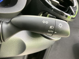 操作しやすいウインカーレバーで、周囲への意思表示をスムーズに行えます。安全運転をサポートする機能です。