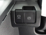 電動パーキングブレーキを装備。シフトをPレンジにすると自動でパーキングブレーキが作動します。また、アクセルを踏むと自動的に解除されます