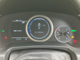 洗練されたデザインのメーターが、運転に集中できる快適な空間を創出。視認性に優れ、必要な情報を分かりやすく表示します。