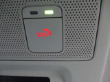 SOSコールを装備。急病時やあおり運転被害などの時にスイッチを押すと、専門のオペレーターに繋がって警察や消防への連携をサポートしてくれます!!万が一の事故発生時にはエアバック展開と連動して自動通報します。