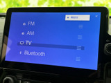 ラジオやBluetooth接続で、お好みの音楽を楽しめます。直感的な操作で、快適なドライブを演出。多彩な音源に対応しています。
