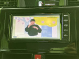 停車中に楽しめるTV機能。待ち時間や休憩時間に、ニュースやドラマなどを楽しめます。車内での時間をより快適に過ごせます。(走行中の視聴はご遠慮ください)。