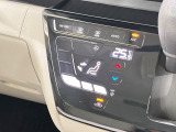 【オートエアコン】一度お好みの温度に設定すれば、車内の温度を検知し風量や温度を自動で調整。暑い&hellip;寒い&hellip;と何度もスイッチ操作をする必要はありません。快適な車内空間には必須の機能ですね♪