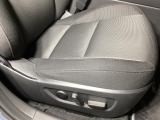 運転席にはドライバーの体型や好みに応じて前後方向だけでなく、高さの調整ができるシートリフターを装備!