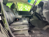 運転席からの眺めは広く、前方視界も良好です。快適なドライビングポジションで、長距離運転も疲れにくいでしょう。