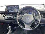 運転席まわりです。 各操作スイッチは使いやすい位置に配置されてます。