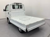 自社整備工場で点検整備をおこなってからお渡ししています。車検が残っている場合は『12ヶ月点検整備』を、車検整備付きの場合は『車検整備』をおこないます。整備費用は車両本体価格に含まれています。