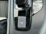 電動パーキングブレーキは、従来の足踏み式に比べ、しっかりと車をホールドしてくれるので安心です。女性の方には特に安心いただける装備です