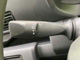 雨天時でもクリアな視界を確保できるワイパーレバー。操作も簡単で、雨の日の運転も安心です。間欠機能も備わっています。