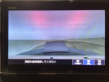 【バックカメラ】運転が苦手な方も車庫入れラクラクです!ギアをリバースに入れれば自動的に切り換わりますので、面倒な操作は不要です♪狭い駐車場もお車を傷つけず安心ですね!
