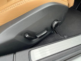 【運転席パワーシート】リクライニングからシートリフターまで、スイッチ一つで簡単にシートの微調整が可能!自分に最適なシートポジションにセットして、快適なドライブをお楽しみください。