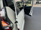 ドアオープン時に後続車両に間接照明でお知らせします