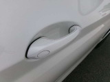 コンフォートアクセス装備です。ドアハンドルに触れて開閉可能となります。