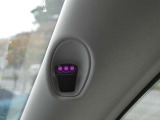 ドライバーモニターシステム:走行中に運転者が一定時間以上目を閉じたり、顔の向きを前方から大きく外したりするなどして居眠りやわき見などをしているとシステムが判断した場合音と表示で警告します。