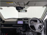 シンプルながら機能性あふれる運転席周りです。 使いやすいスイッチ類の配置によりとても運転しやすいですよ。