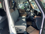 運転席シートリフター(ラチェット式)で、座面の高さも上下に動き、体格にあわせて調整ができます。