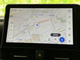 見やすい地図画面で、目的地までの道案内をサポート。スムーズな移動を助け、運転の負担を軽減します。より安全なドライブを。
