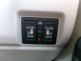 両側電動スライドドアです。運転席やキーレスから開閉が出来てとても重宝します。