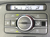 【オートエアコン】一度お好みの温度に設定すれば、車内の温度を検知し風量や温度を自動で調整。暑い&hellip;寒い&hellip;と何度もスイッチ操作をする必要はありません。快適な車内空間には必須の機能ですね♪
