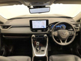 シンプルながら機能性あふれる運転席廻りです。視界性もよく、運転しやすいですよ。