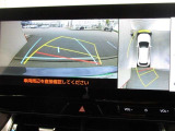 パノラミックビューモニター付きです。車両を上から見たような映像をディスプレイオーディオ画面に表示、運転席からの目線だけでは見にくい、車両周辺の状況をリアルタイムでしっかり確認できます。