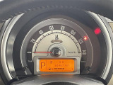 【メーターまわり】ドライバーから見やすい位置にあって安全運転に寄与します。メーターも見やすくてシンプルなデザインになっております。