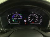 ハイブリット車専用のメーターです。右側の大型スピードメーターに加え、ステアリングスイッチを使って左のマルチインフォメーション・ディスプレイで燃費や動力伝達などの情報が見れるようになっています。