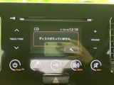使いやすいインターフェースで、快適なドライブをサポートします。お気に入りの音楽を聴きながら、スムーズなカーナビゲーションをお楽しみください。