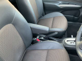 運転席にはアームレストが付いています。
