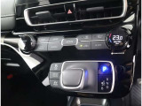 オートエアコンで車内の温度管理も自動調整で行ないますのでらくらくです!安心して運転に集中できます!!