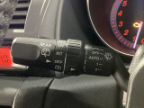 レバーをAUTOの位置にしているとき、レインセンサーが雨を感知すると、雨量に応じてワイパーが自動で作動してくれるオートワイパーを装備!設定変更で非作動にすると、間欠作動に固定されます。