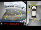 パノラミックビューモニター付きです。車両を上から見たような映像をディスプレイオーディオ画面に表示、運転席からの目線だけでは見にくい、車両周辺の状況をリアルタイムでしっかり確認できます。
