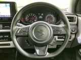握りやすい形状で、快適な運転操作をサポートします。オーディオ操作など、便利なスイッチ類も配置されており、運転中でも操作が可能です。