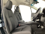 広い足元にゆったり座れるシートには肘掛けも装備しており長距離の運転でも疲れにくくなってます。女性でも運転がしやすいように、シートの高さ調整機能(シートリフター)がついています。