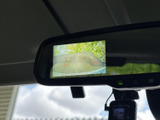 後方確認をサポートするモニターで、安全な運転に貢献。狭い道や駐車時にも、より安心してお車を操作できます。