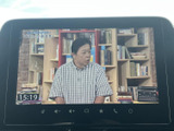 停車中には、テレビや動画をお楽しみいただけます。長距離移動の際に、リラックスできる空間を提供。快適な時間を過ごせます。