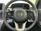 手に馴染むステアリングは、操作性を重視した設計。スムーズなハンドリングで、快適なドライブをサポートします。スポーティーなデザインも魅力です。