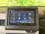 様々な情報を表示できるモニター画面です。車両情報や設定変更など、運転に必要な情報を一目で確認できます。操作性にも配慮されています。