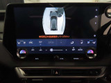 純正ナビ付です。もちろん車両後方を表示するバックガイドモニターが付いていて車庫入れ安心!