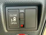 スマートキーや運転席のスイッチ操作のほか、ドアハンドルを少し引くだけで自動開閉します。狭い場所でのドアの開閉に困らないだけでなく強風時やお子様がドアを開けて隣の車にぶつけてしまうことも防いでくれます。