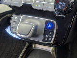 軽い力でスムーズな操作が可能な電子制御シフトレバー。EVモードやドライブモードの切り替えスイッチも集約され、走行シーンに応じた走りを手軽に楽しめます。