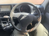 インテリアに合わせたデザインのステアリングは、運転される方のことも考え、運転しやすい形状、大きさです。是非一度、実際に触ってお確かめください!