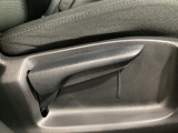 運転席にはドライバーの体型や好みに応じて前後方向だけでなく、高さの調整ができるシートリフターを装備!