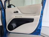 運転席ドア内張はご覧の通り。ドアポケットの収納もバッチリです