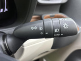 操作しやすい位置に配置されたウインカーレバー。スムーズな操作で、安全な車線変更をサポートします。快適な運転をサポートする機能です。