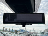 【デジタルルームミラー】車両後方カメラの映像をルームミラーに映すことが出来ます。 そのため、後席に人や荷物があって後方が見えづらい場合でもしっかり視界を確保することが出来ます。