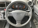 手に馴染む形状で、運転操作をサポート。操作感も軽快で、スムーズなハンドリングを実現します。シンプルなデザインながら、確かな操作性を持っています。